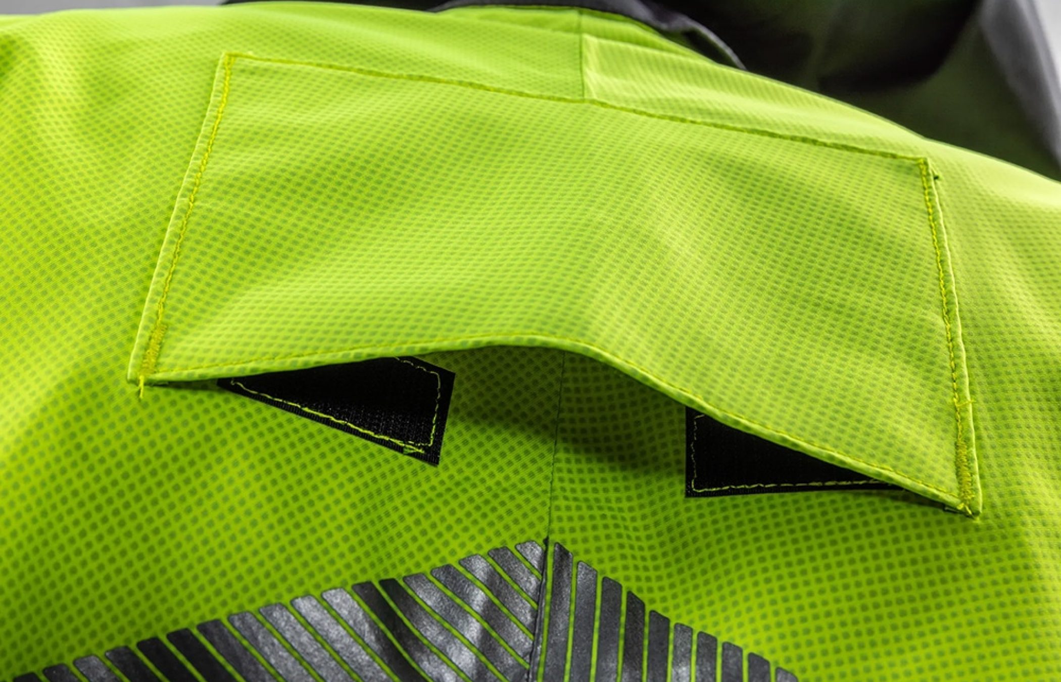 Jacket: Covered D-Ring Opening for Fall Protection